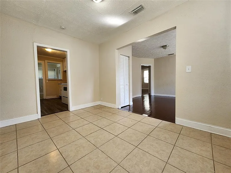 1525 W 9th St — Photo 3