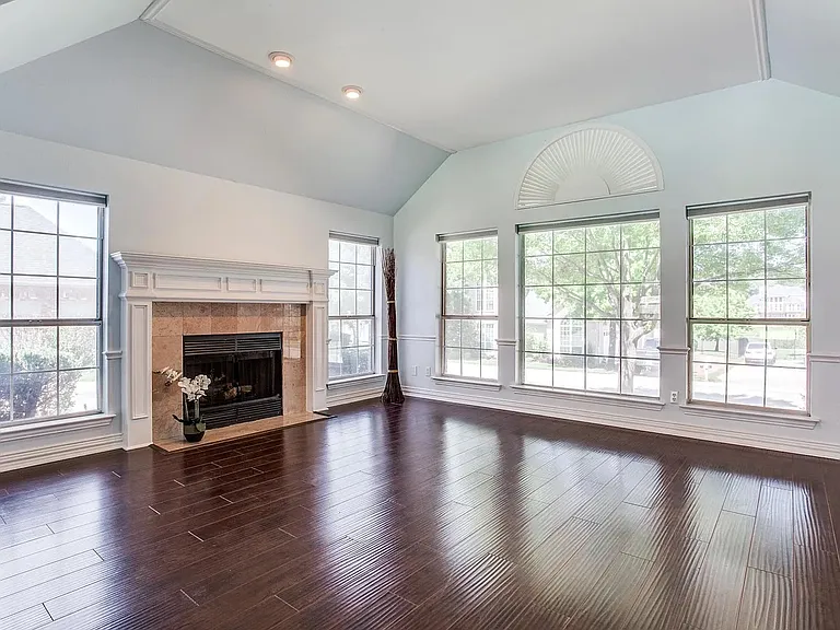 63 Remington Dr W — Photo 2