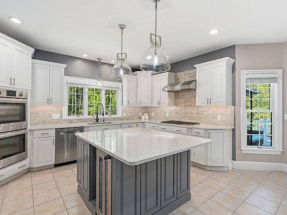 4th image of 220 Newtown Rd