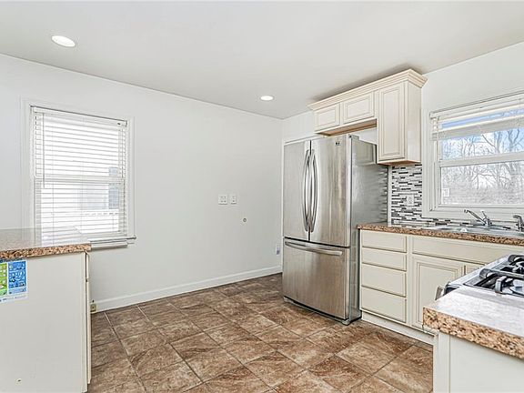 5th image of 310 Chesterton Ave