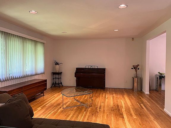 4th image of 283 Woodlands Ave
