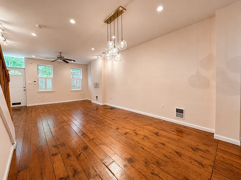 1811 Montrose St — Photo 3