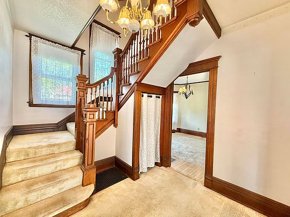 3rd image of 105 Grace St