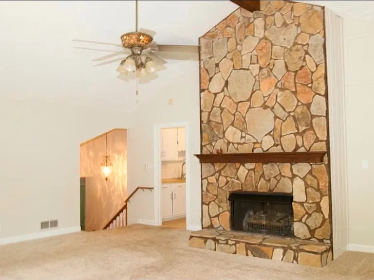 1019 Jonathan Ln — Photo 2