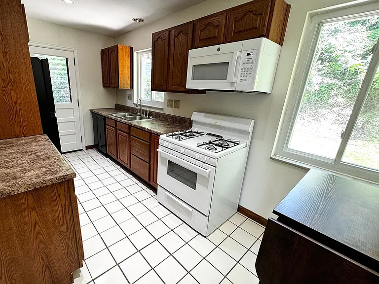 3325 Shadyway Dr — Photo 3