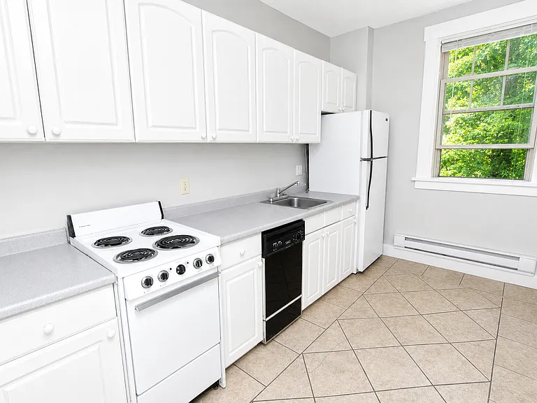 5621 Hobart St — Photo 2