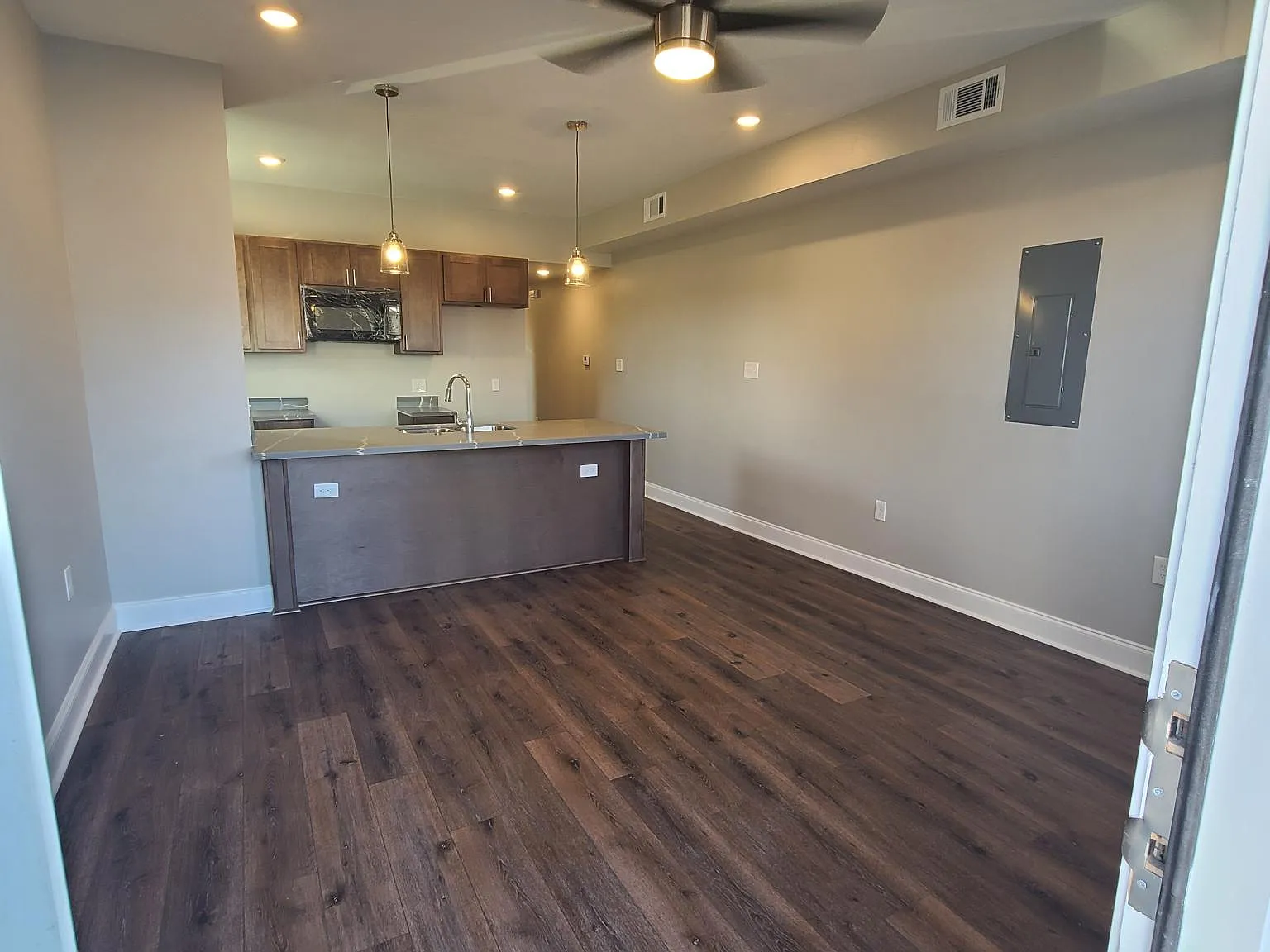 2 bed, 700 sqft, $1,300 — Photo 4