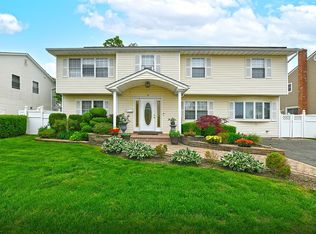 6 Country Ct, Farmingdale, NY 11735