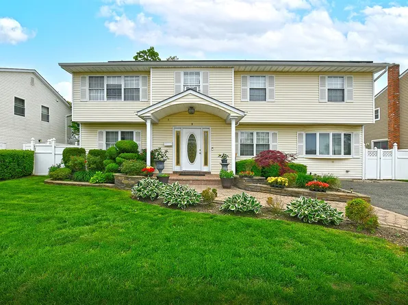 6 Country Court, Farmingdale, NY 11735