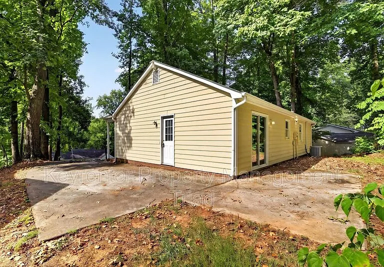 151 Laura Ave — Photo 27