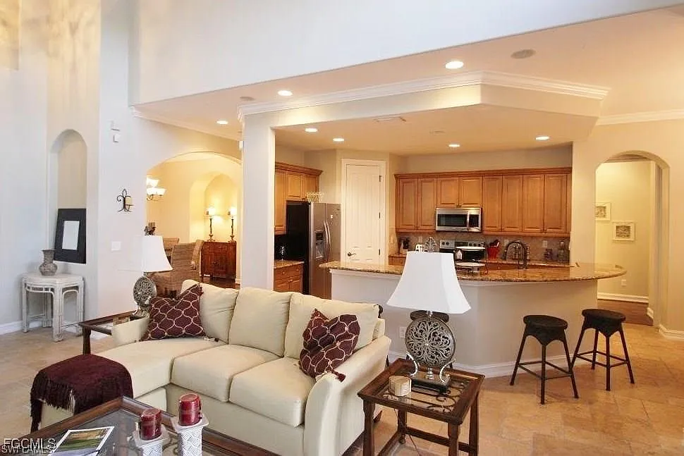 4 bed, 2.5 bath, 2483 sqft, $10,950 — Photo 3