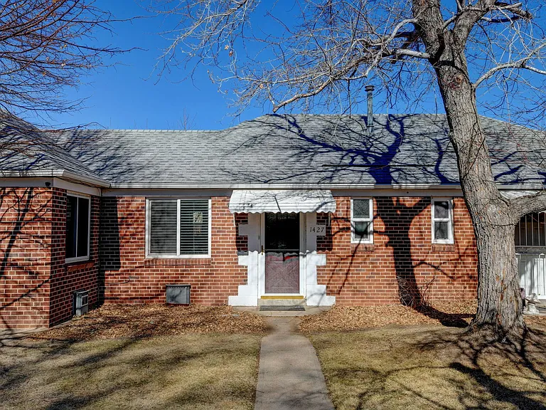 1427 N Jasmine St — Photo 2