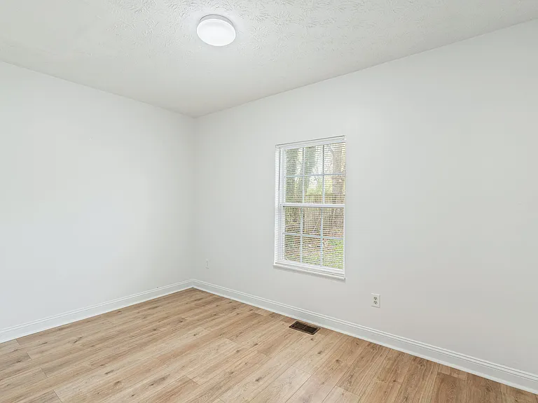 605 Spruce St NE — Photo 9