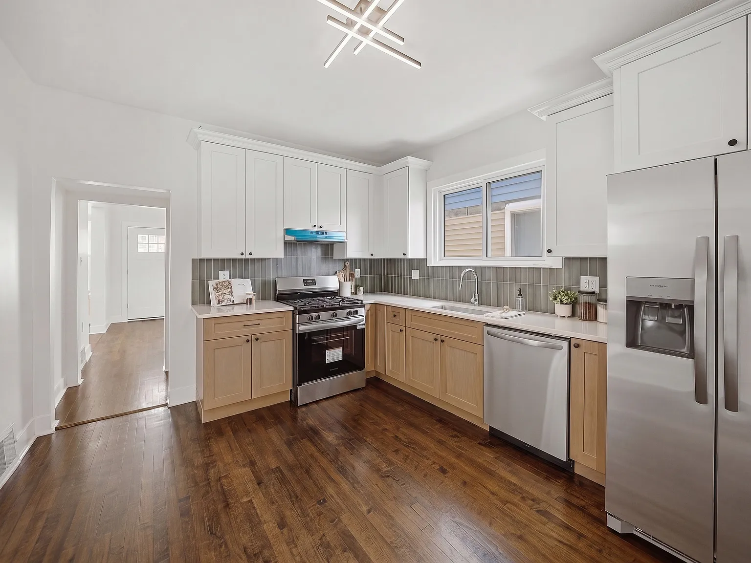 4 bed, 2.5 bath, 2728 sqft, $1,995 — Photo 2