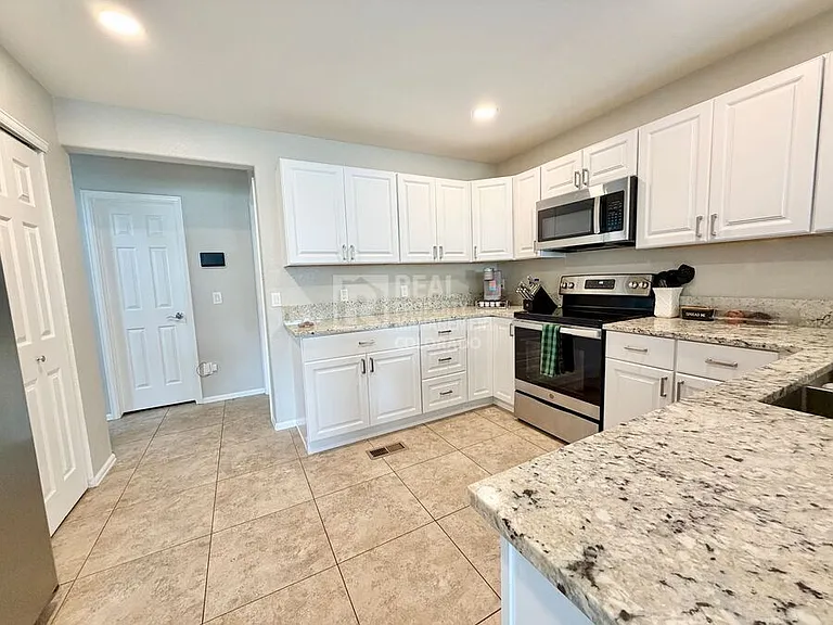 2229 Hyacinth Rd — Photo 5
