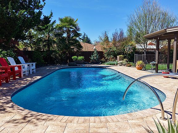 2nd image of 2424 Pembroke Cir