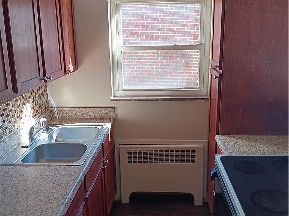 5th image of 421 E Bruce Ave