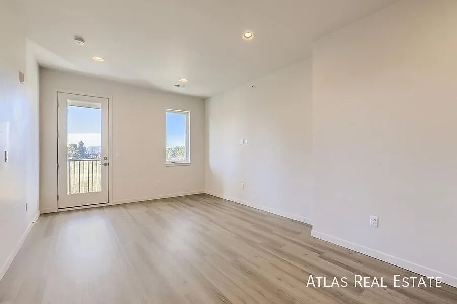 One Month Free Modern Living At 3830 N Olive Street Updated Apartments With Comfort & Convenience — Photo 2