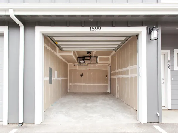 Prairie Pointe Apartments and Townhomes