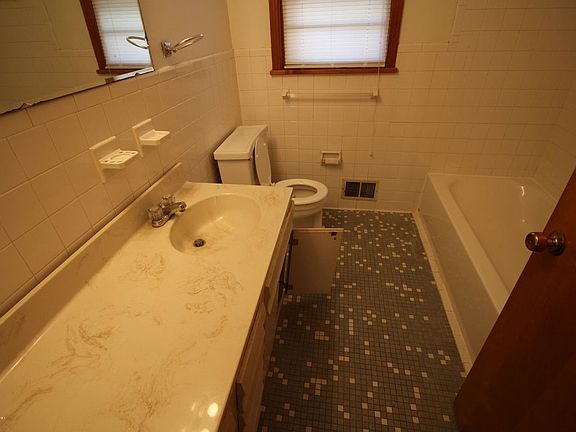 4th image of 11810 Pierce Way