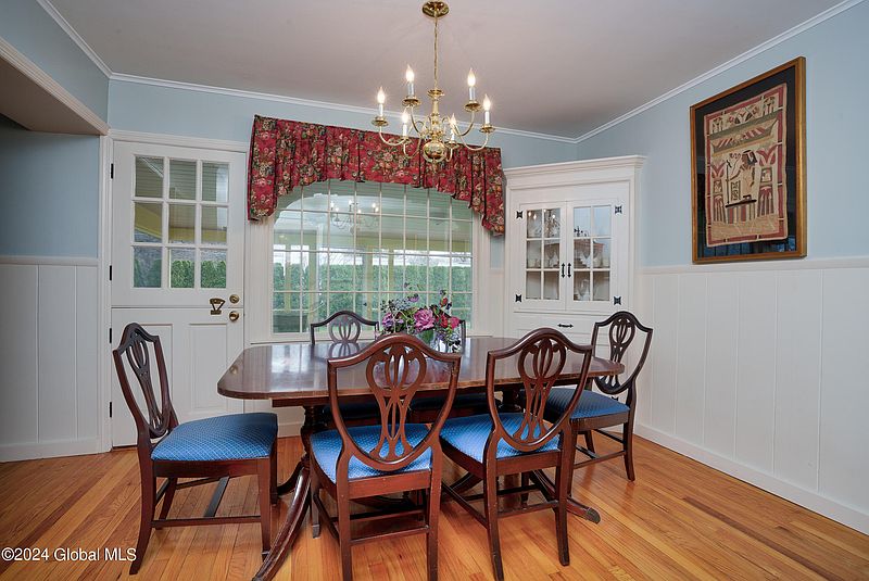 4th image of 814 Riverside Avenue