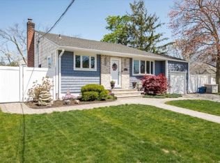 835 Carlton Rd, West Babylon, NY 11704