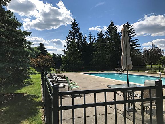 Swimming pool with Club House - Walking Distance from the Condo