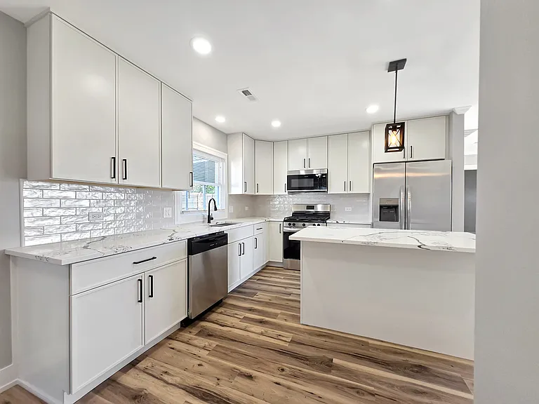 1912 Lawrence Ave — Photo 5