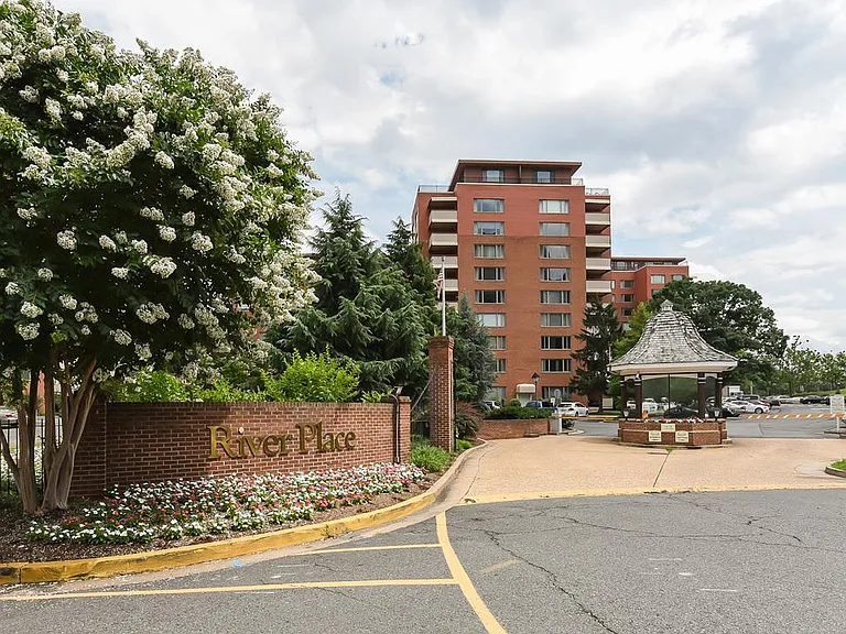 The front entrance to the River Place compound.