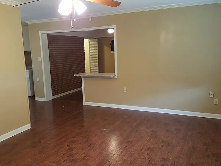 804 Fairmont Ln — Photo 2