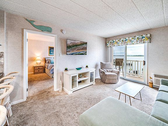 4th image of 200 Bay Ave Suite 306