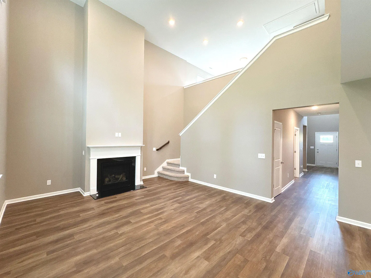 4 bed, 3.0 bath, 2502 sqft, $2,350 — Photo 3