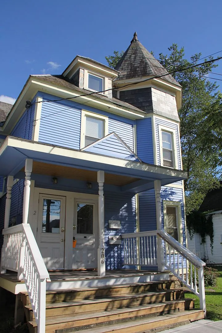 206 North Winooski Ave — Photo 1
