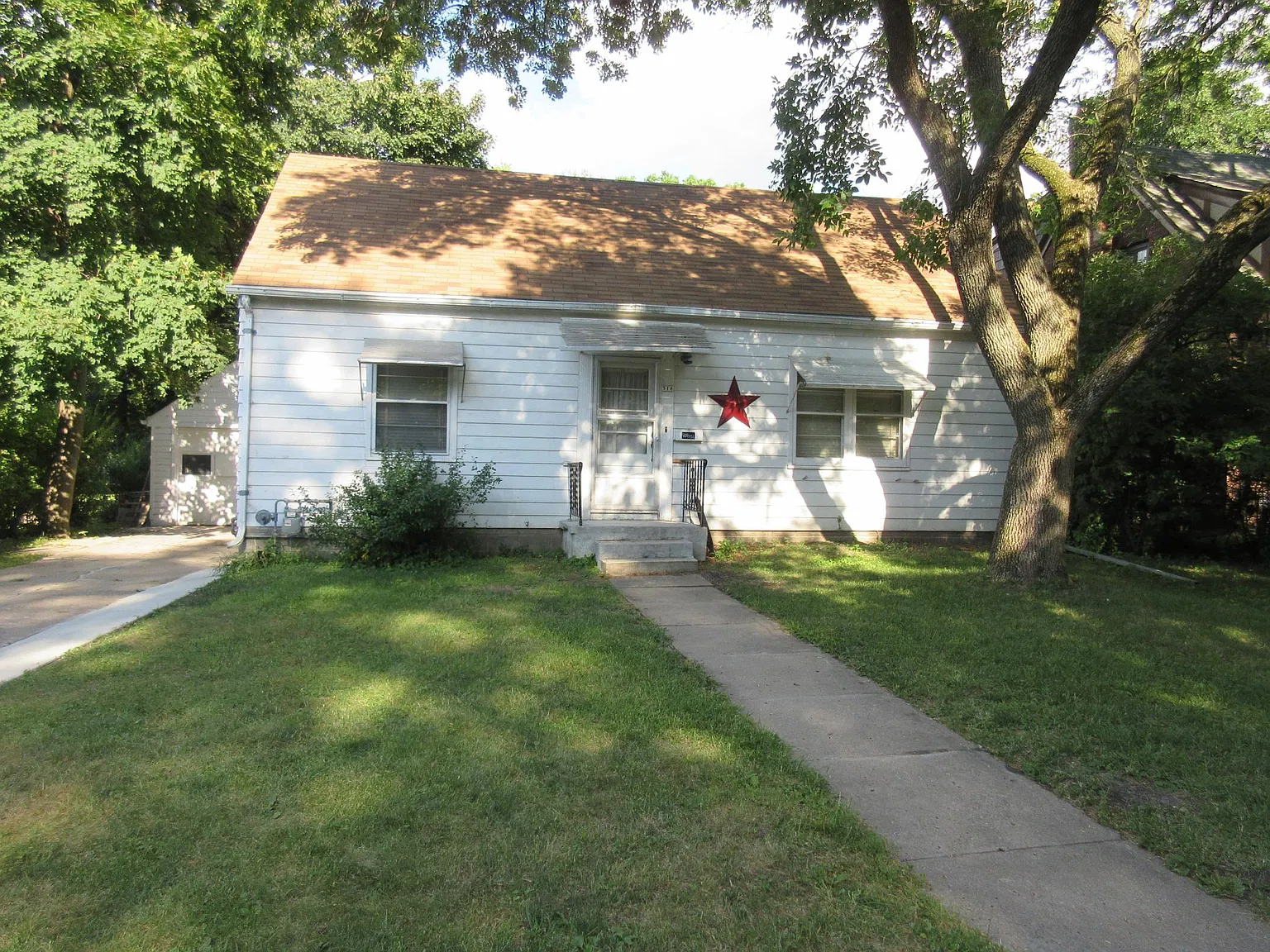 4 bed, 1.5 bath, 1464 sqft, $1,800 — Photo 1