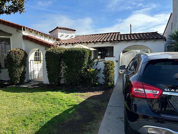 Front yard and driveway parks several cars