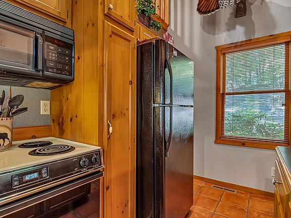 5th image of 10 Hamilton Ln