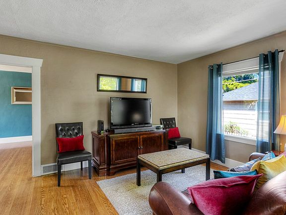 3rd image of 11719 Phinney Ave N