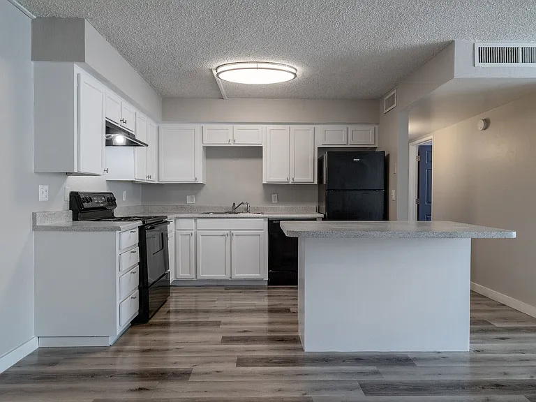 Waters Edge Apartments — Photo 7