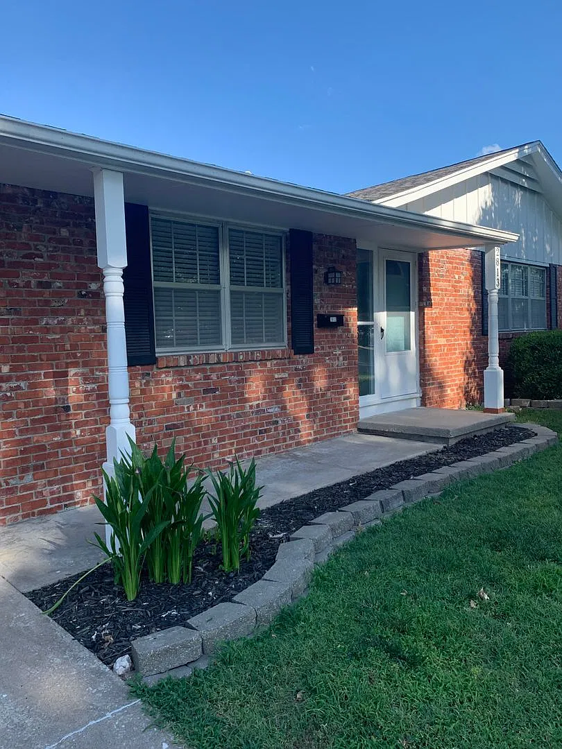 Amazing 3 bedroom, 2 bathroom home with a two car garage, fenced in back yard, a lot of storage t... — Photo 3