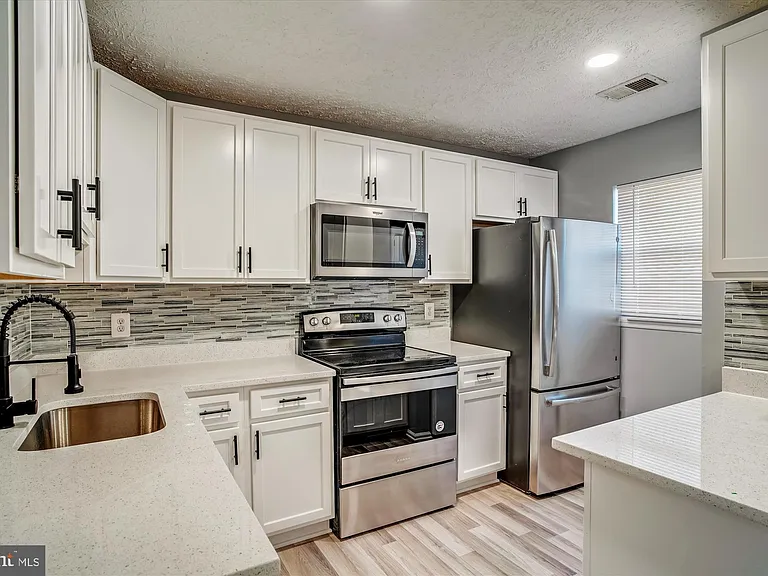 8603 Woodhue Ct — Photo 4