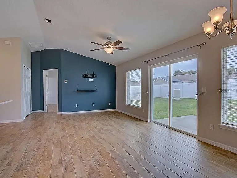 1037 Cass Ave — Photo 6