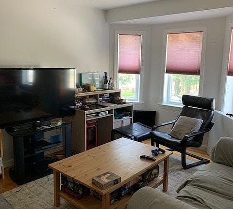 2nd image of 304 Safford St