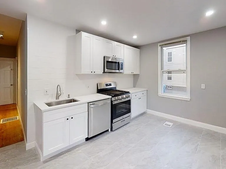 381 Cardinal Medeiros Ave #1R — Photo 2