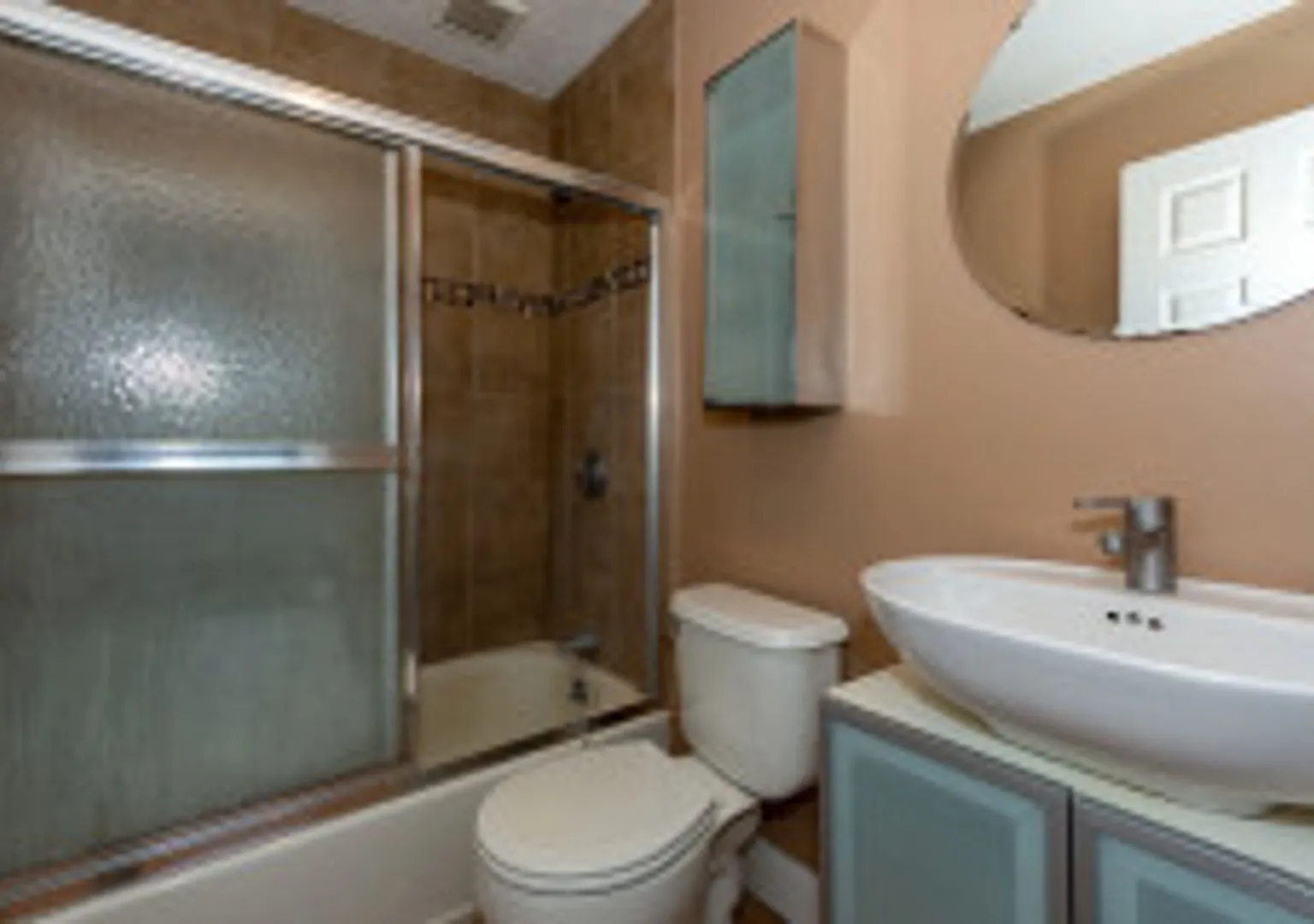 Sunny Renovated 1 Bed Near Harvard Ave Heat & Hot Water Included, No Broker Fee! — Photo 4