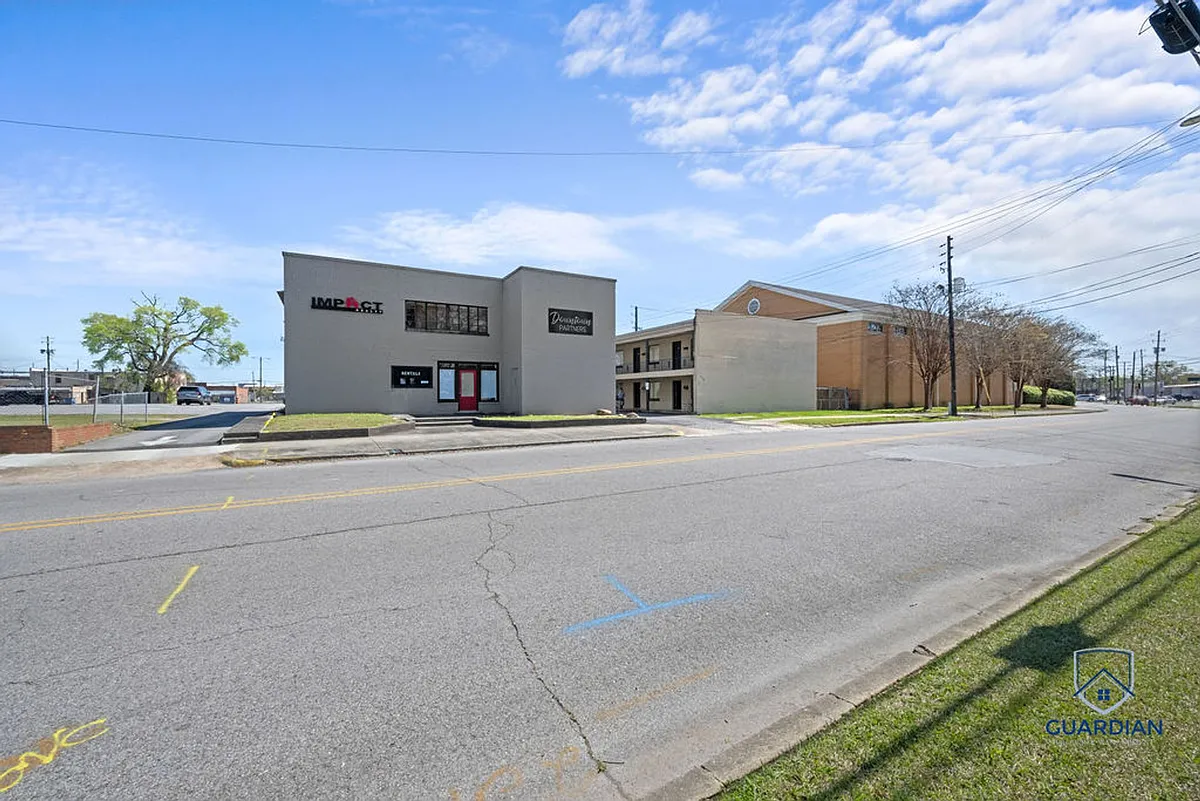 Building Photo - 230 S 6th St
