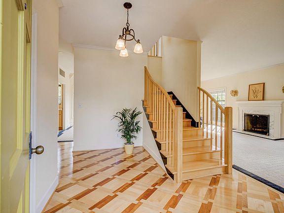 3rd image of 208 Kalkar Dr