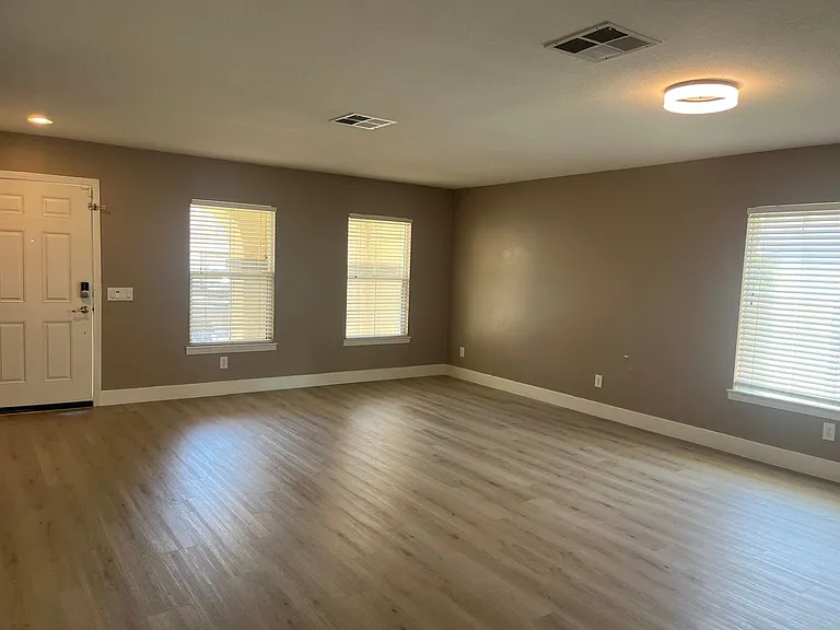 32180 Yosemite St — Photo 2