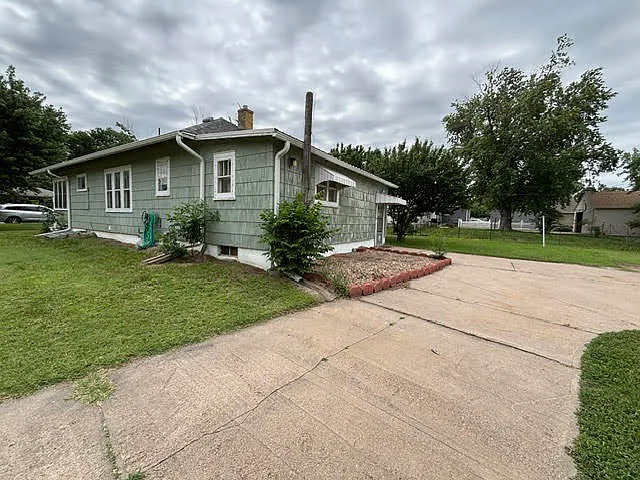 823 College Ave — Photo 2