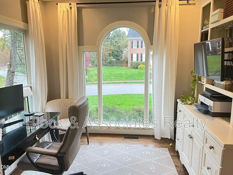 3 bed, 2.5 bath, 3000 sqft, $3,500 — Photo 3