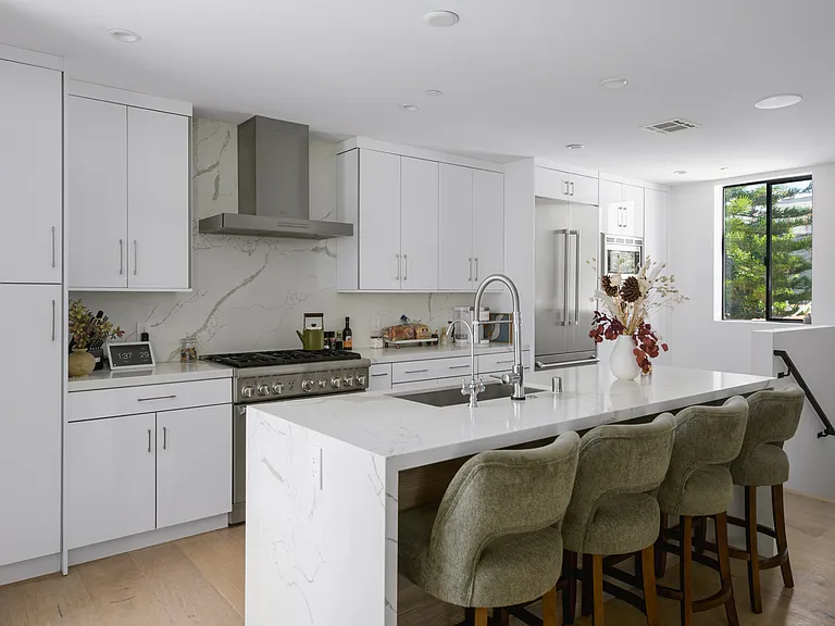 745 N Gramercy Pl — Photo 3